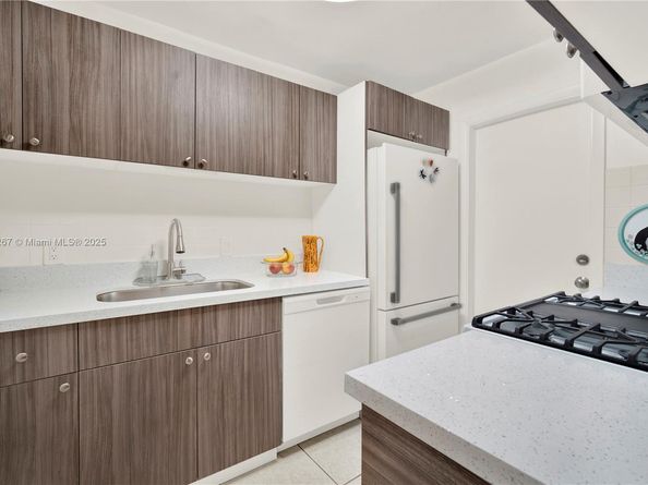 6886 N Kendall Dr D102, Pinecrest FL 33156