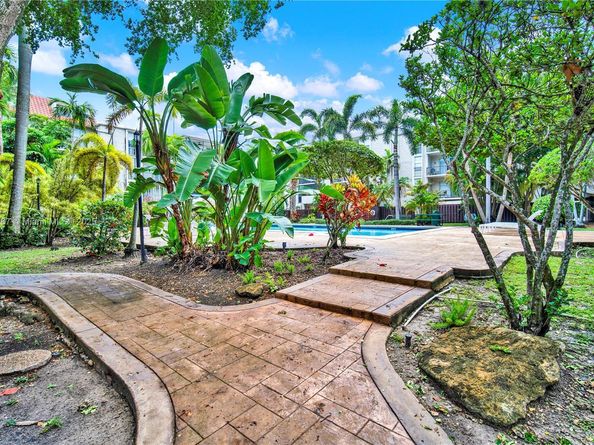 6886 N Kendall Dr D102, Pinecrest FL 33156