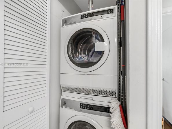 601 NE 36th St 1103, Miami FL 33137