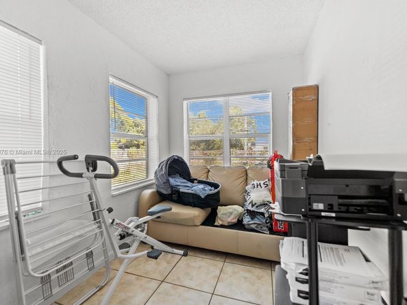 1304 NW 43rd St, Miami FL 33142
