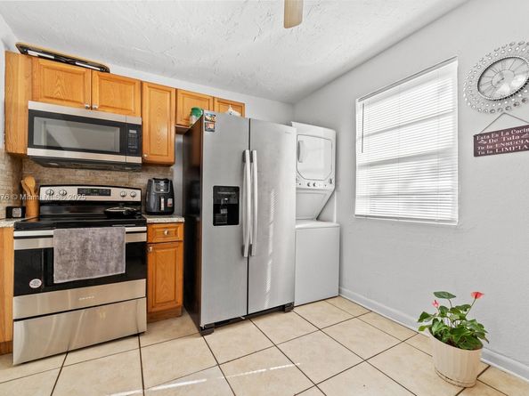 1304 NW 43rd St, Miami FL 33142