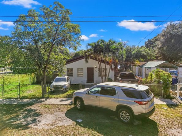 1304 NW 43rd St, Miami FL 33142