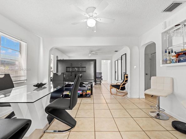 1304 NW 43rd St, Miami FL 33142