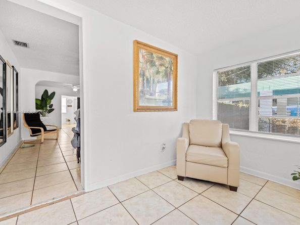 1304 NW 43rd St, Miami FL 33142