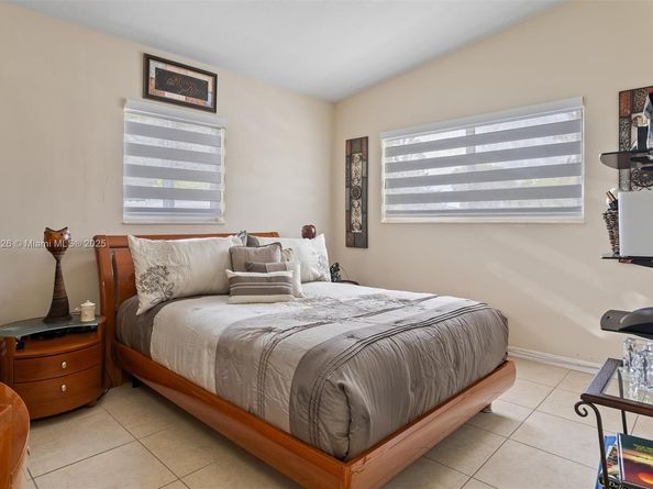 881 NW 177th Ter, Miami Gardens FL 33169