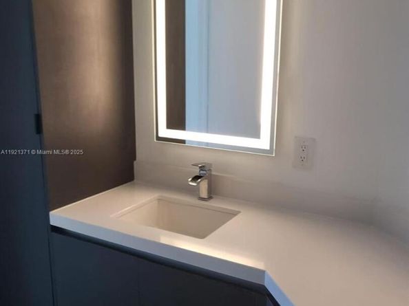 851 NE 1st Ave 2008, Miami FL 33132