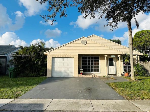 8615 SW 15th St, Pembroke Pines FL 33025