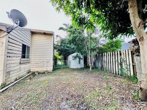 8615 SW 15th St, Pembroke Pines FL 33025