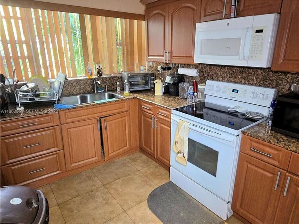 940 NE 199th St 114, Miami FL 33179