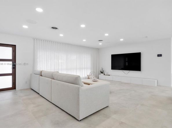 417 N Highland Dr, Hollywood FL 33021