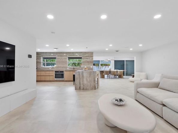 417 N Highland Dr, Hollywood FL 33021