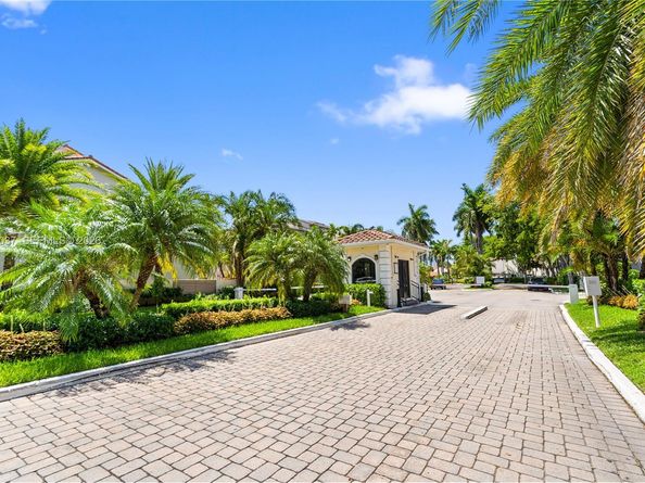 21200 Harbor Way 11811, Aventura FL 33180