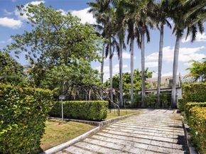 5215 Pine Tree Dr, Miami Beach FL 33140