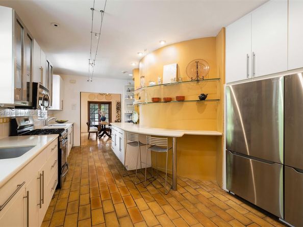 5215 Pine Tree Dr, Miami Beach FL 33140