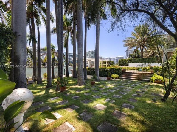 5215 Pine Tree Dr, Miami Beach FL 33140