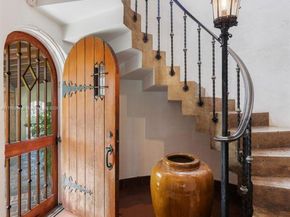 5215 Pine Tree Dr, Miami Beach FL 33140
