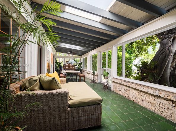 5215 Pine Tree Dr, Miami Beach FL 33140