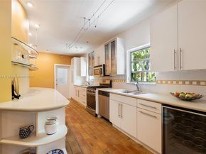 5215 Pine Tree Dr, Miami Beach FL 33140