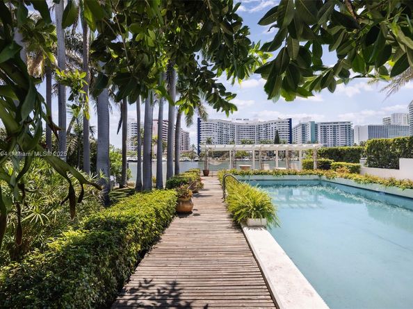 5215 Pine Tree Dr, Miami Beach FL 33140