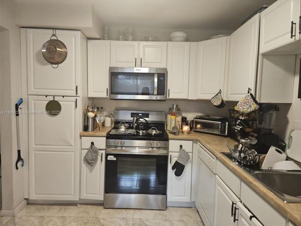 436 Lakeview Dr 104, Weston FL 33326