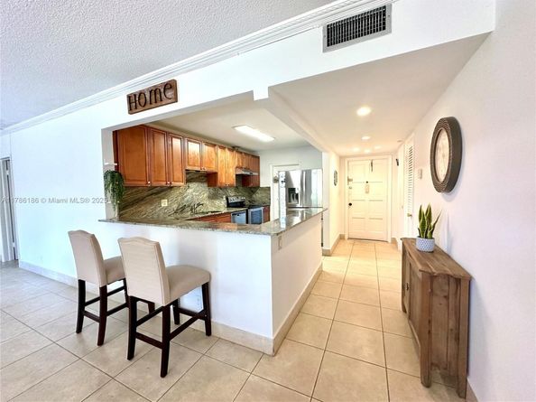 1001 Hillcrest Ct 306, Hollywood FL 33021