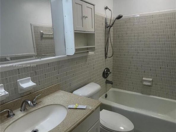421 NE 1st St 119, Hallandale Beach FL 33009