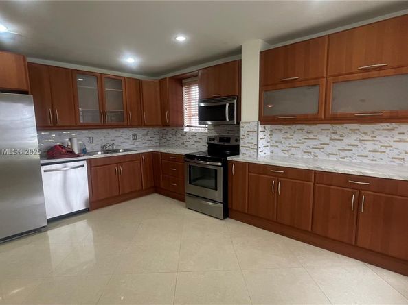 421 NE 1st St 119, Hallandale Beach FL 33009