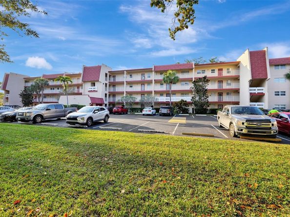 1035 Country Club Dr 206, Margate FL 33063