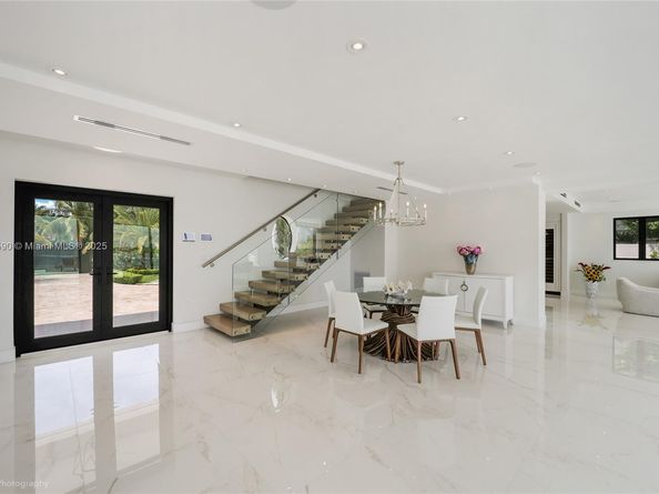 1001 N Venetian Dr, Miami FL 33139