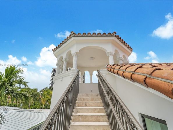 1001 N Venetian Dr, Miami FL 33139