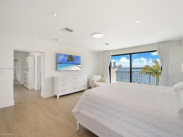 1001 N Venetian Dr, Miami FL 33139