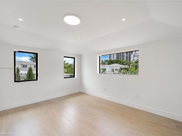 1001 N Venetian Dr, Miami FL 33139
