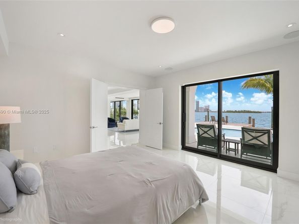 1001 N Venetian Dr, Miami FL 33139