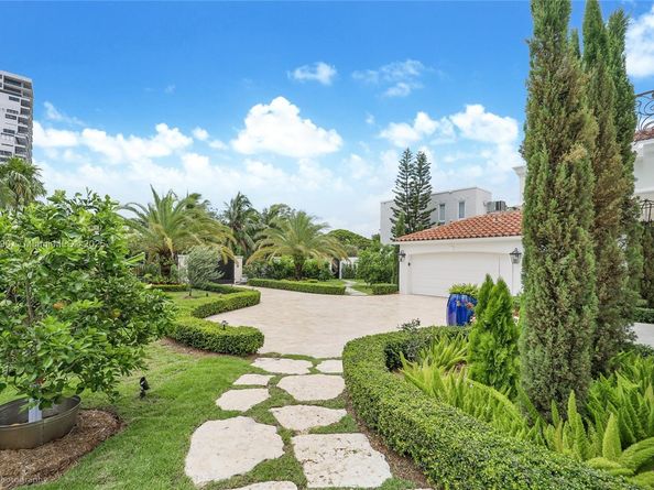 1001 N Venetian Dr, Miami FL 33139