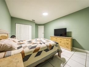 930 NW 197th Ave, Pembroke Pines FL 33029