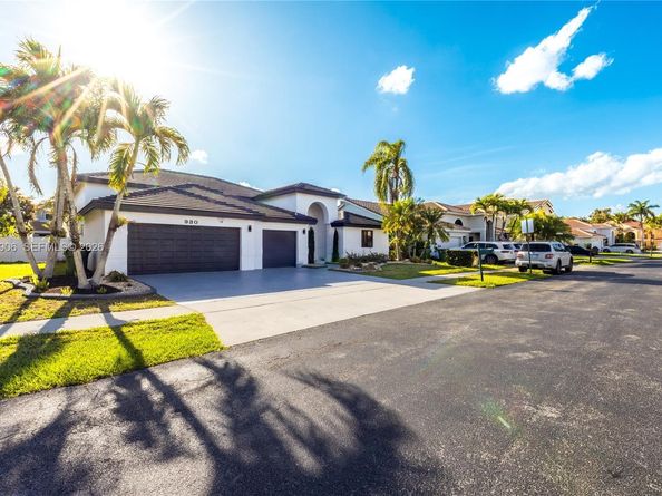 930 NW 197th Ave, Pembroke Pines FL 33029