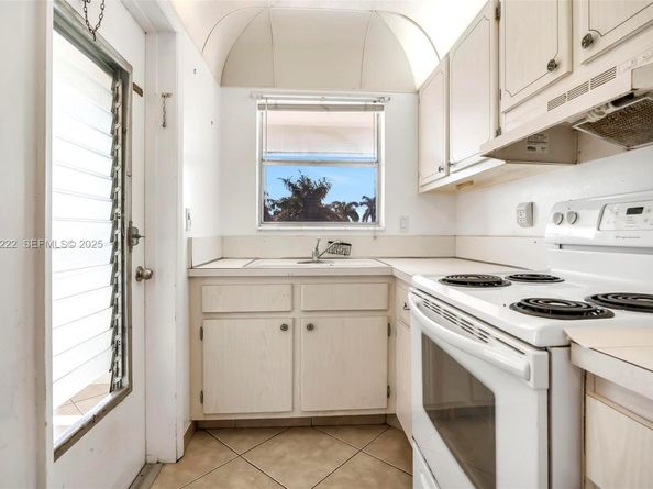 300 Layne Blvd 311, Hallandale Beach FL 33009