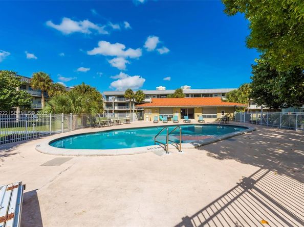 300 Layne Blvd 311, Hallandale Beach FL 33009