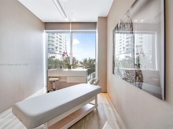 460 NE 28th St 1404, Miami FL 33137