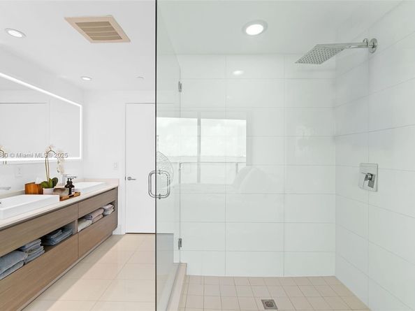 460 NE 28th St 1404, Miami FL 33137