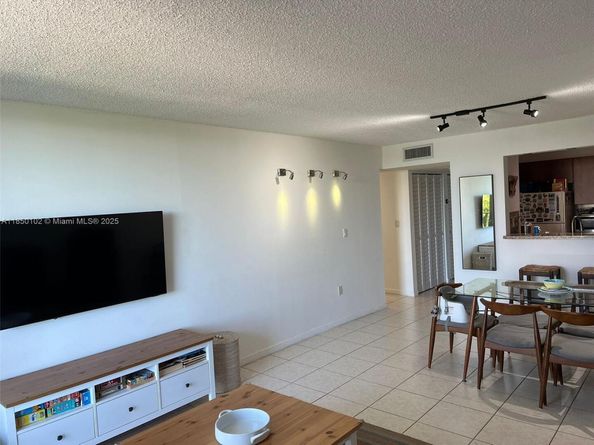 9682 Fontainebleau Blvd 401, Miami FL 33172