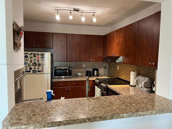9682 Fontainebleau Blvd 401, Miami FL 33172