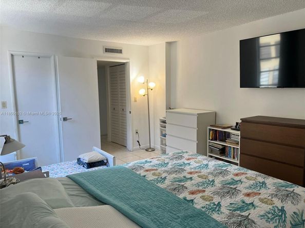 9682 Fontainebleau Blvd 401, Miami FL 33172