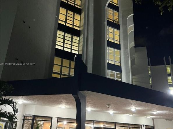 9682 Fontainebleau Blvd 401, Miami FL 33172