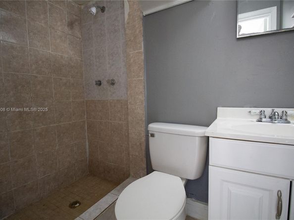 825 SW 10th St, Hallandale Beach FL 33009