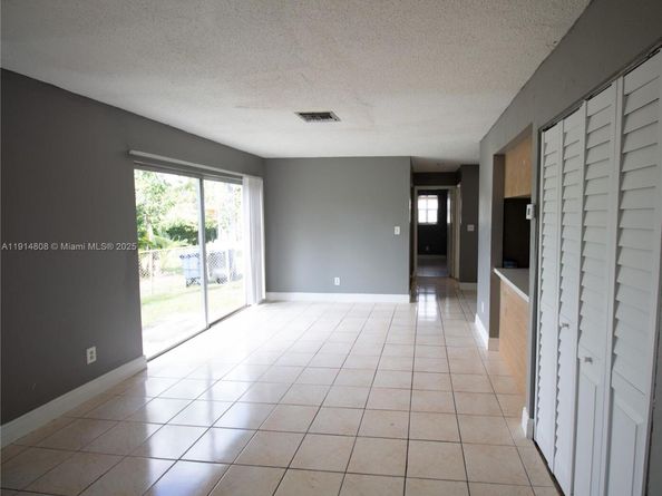 825 SW 10th St, Hallandale Beach FL 33009