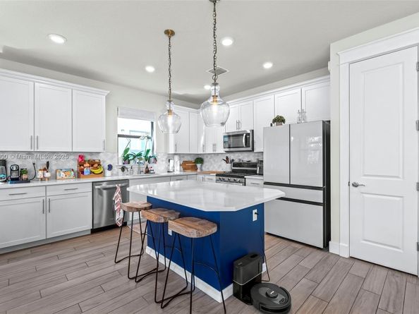 2434 Primrose Pl, Oakland Park FL 33309