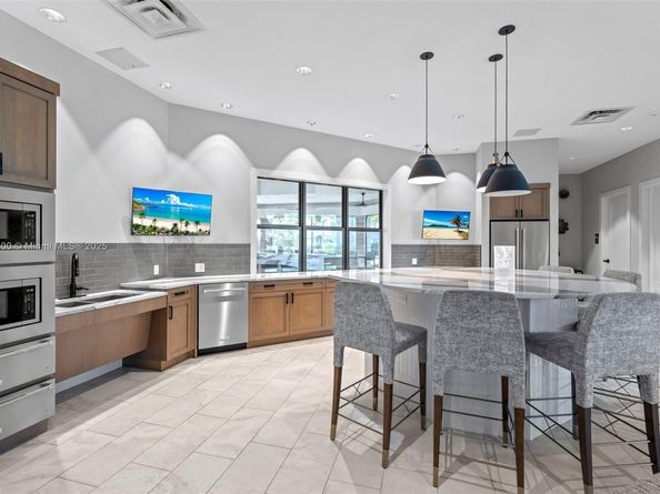 2434 Primrose Pl, Oakland Park FL 33309