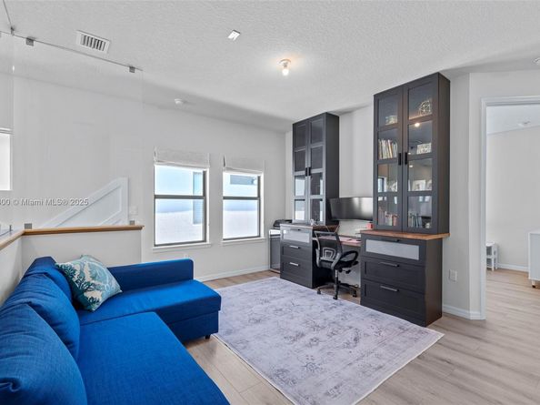 2434 Primrose Pl, Oakland Park FL 33309