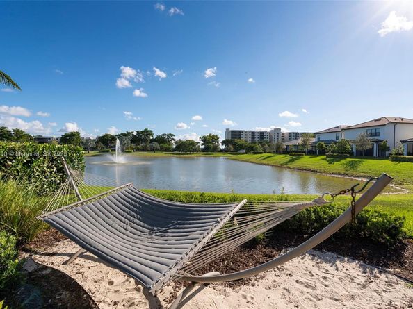 2434 Primrose Pl, Oakland Park FL 33309